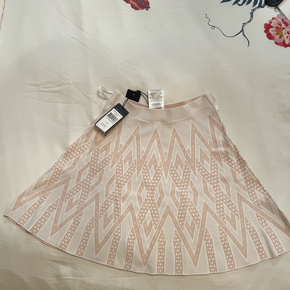 BCBGMAXAZRIA QUEENY flattered skirt. Size XS. New with tags.